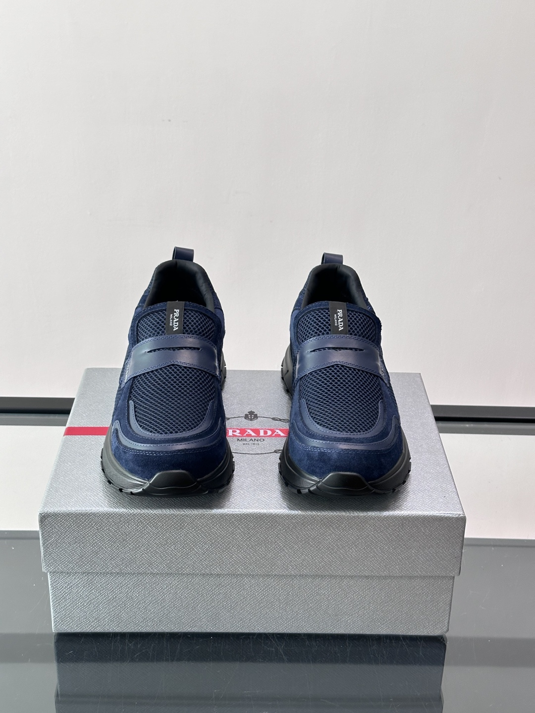 Prada 男士运动鞋，采用网布+织物拼接，搭配标志性魔术贴，穿脱超方便！厚底设计，缓震舒适，日常穿搭或