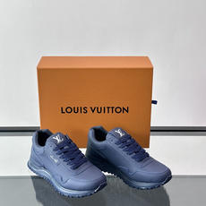 LV Run Away男士运动鞋,小牛皮面料。经Monogram图案,配色超百搭!橡胶鞋底抓地力强,穿着 LV Run Away男士运动鞋,小牛皮面料。经Monogram图案,配色超百搭!橡胶鞋底抓地力强,穿着