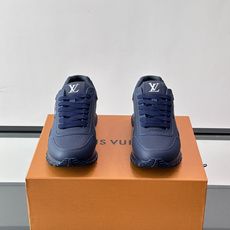 LV Run Away男士运动鞋,小牛皮面料。经Monogram图案,配色超百搭!橡胶鞋底抓地力强,穿着 LV Run Away男士运动鞋,小牛皮面料。经Monogram图案,配色超百搭!橡胶鞋底抓地力强,穿着