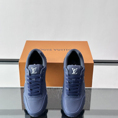 LV Run Away男士运动鞋,小牛皮面料。经Monogram图案,配色超百搭!橡胶鞋底抓地力强,穿着 LV Run Away男士运动鞋,小牛皮面料。经Monogram图案,配色超百搭!橡胶鞋底抓地力强,穿着