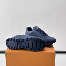 LV Run Away男士运动鞋,小牛皮面料。经Monogram图案,配色超百搭!橡胶鞋底抓地力强,穿着 LV Run Away男士运动鞋,小牛皮面料。经Monogram图案,配色超百搭!橡胶鞋底抓地力强,穿着