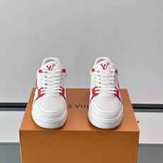 Louis Vuitton经典休闲😎鞋,鞋面采用牛皮材质,饰有品牌标志性Monogram压花,搭配厚实的 Louis Vuitton经典休闲😎鞋,鞋面采用牛皮材质,饰有品牌标志性Monogram压花,搭配厚实的