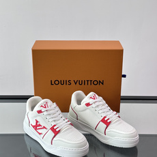 Louis Vuitton经典休闲😎鞋,鞋面采用牛皮材质,饰有品牌标志性Monogram压花,搭配厚实的 Louis Vuitton经典休闲😎鞋,鞋面采用牛皮材质,饰有品牌标志性Monogram压花,搭配厚实的