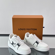 Louis Vuitton经典休闲😎鞋,鞋面采用牛皮材质,饰有品牌标志性Monogram压花,搭配厚实的 Louis Vuitton经典休闲😎鞋,鞋面采用牛皮材质,饰有品牌标志性Monogram压花,搭配厚实的