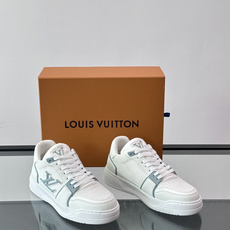 Louis Vuitton经典休闲😎鞋,鞋面采用牛皮材质,饰有品牌标志性Monogram压花,搭配厚实的 Louis Vuitton经典休闲😎鞋,鞋面采用牛皮材质,饰有品牌标志性Monogram压花,搭配厚实的