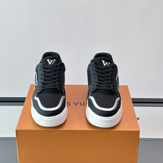 Louis Vuitton经典休闲😎鞋,鞋面采用牛皮材质,饰有品牌标志性Monogram压花,搭配厚实的 Louis Vuitton经典休闲😎鞋,鞋面采用牛皮材质,饰有品牌标志性Monogram压花,搭配厚实的