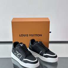 Louis Vuitton经典休闲😎鞋,鞋面采用牛皮材质,饰有品牌标志性Monogram压花,搭配厚实的 Louis Vuitton经典休闲😎鞋,鞋面采用牛皮材质,饰有品牌标志性Monogram压花,搭配厚实的