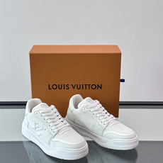 Louis Vuitton经典休闲😎鞋,鞋面采用牛皮材质,饰有品牌标志性Monogram压花,搭配厚实的 Louis Vuitton经典休闲😎鞋,鞋面采用牛皮材质,饰有品牌标志性Monogram压花,搭配厚实的
