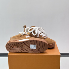 L家Skate ss26情侣款👫运动鞋👟采用复古风格的 calfleather材质,其独特的针织领设计灵 L家Skate ss26情侣款👫运动鞋👟采用复古风格的 calfleather材质,其独特的针织领设计灵