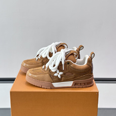 L家Skate ss26情侣款👫运动鞋👟采用复古风格的 calfleather材质,其独特的针织领设计灵 L家Skate ss26情侣款👫运动鞋👟采用复古风格的 calfleather材质,其独特的针织领设计灵