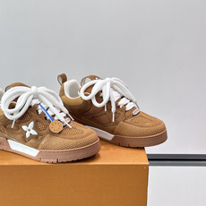 L家Skate ss26情侣款👫运动鞋👟采用复古风格的 calfleather材质,其独特的针织领设计灵 L家Skate ss26情侣款👫运动鞋👟采用复古风格的 calfleather材质,其独特的针织领设计灵