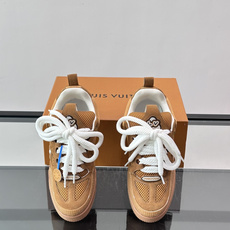 L家Skate ss26情侣款👫运动鞋👟采用复古风格的 calfleather材质,其独特的针织领设计灵 L家Skate ss26情侣款👫运动鞋👟采用复古风格的 calfleather材质,其独特的针织领设计灵