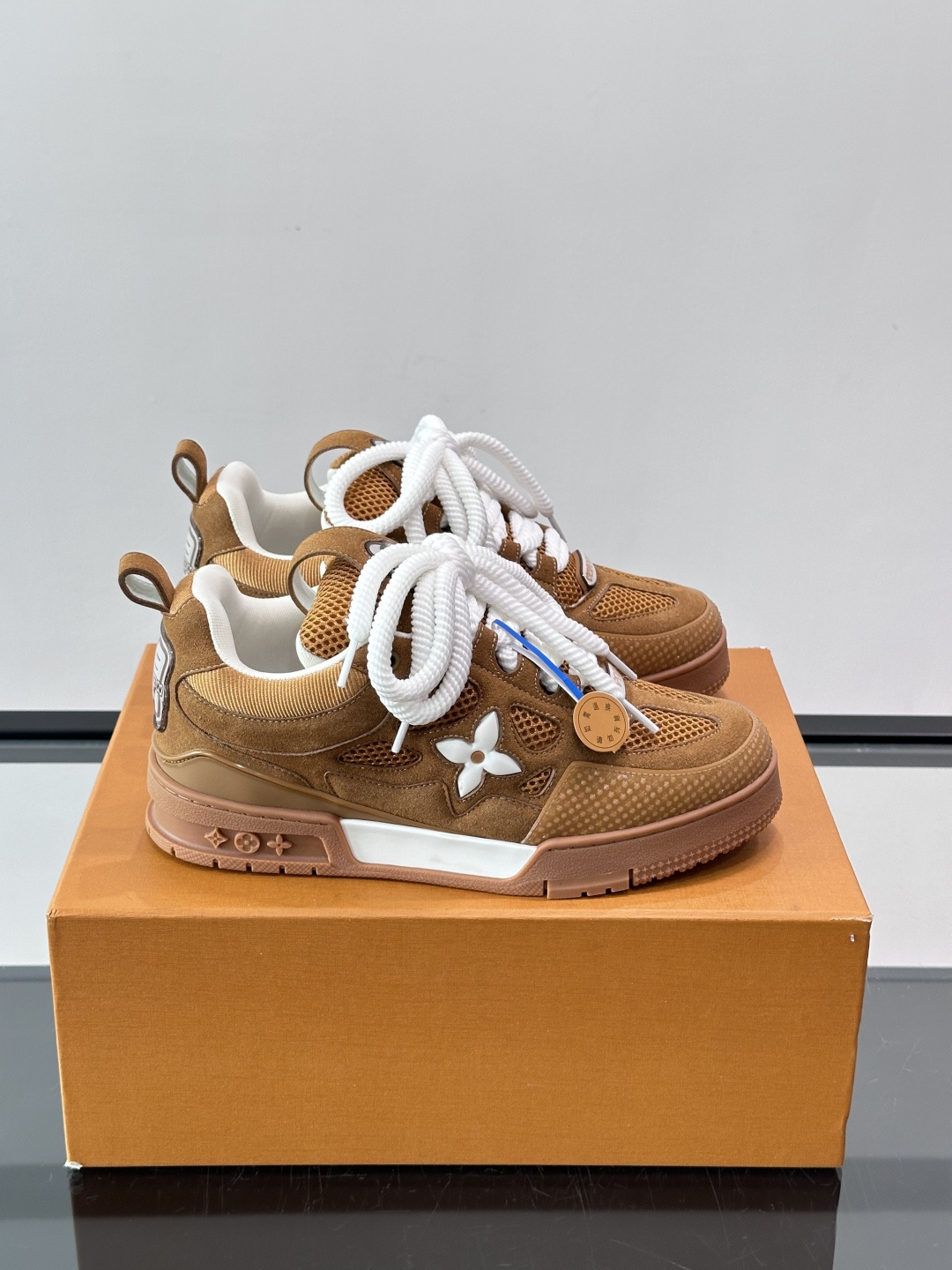 L家Skate ss26情侣款👫运动鞋👟采用复古风格的 calfleather材质，其独特的针织领设计灵
