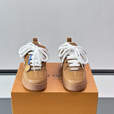 L家Skate ss26情侣款👫运动鞋👟采用复古风格的 calfleather材质,其独特的针织领设计灵 L家Skate ss26情侣款👫运动鞋👟采用复古风格的 calfleather材质,其独特的针织领设计灵