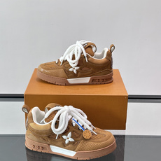 L家Skate ss26情侣款👫运动鞋👟采用复古风格的 calfleather材质,其独特的针织领设计灵 L家Skate ss26情侣款👫运动鞋👟采用复古风格的 calfleather材质,其独特的针织领设计灵