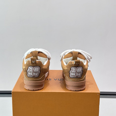 L家Skate ss26情侣款👫运动鞋👟采用复古风格的 calfleather材质,其独特的针织领设计灵 L家Skate ss26情侣款👫运动鞋👟采用复古风格的 calfleather材质,其独特的针织领设计灵