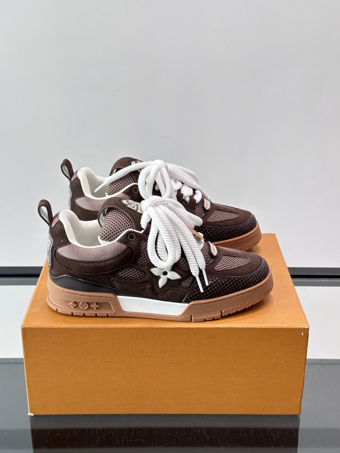 L家Skate ss26情侣款👫运动鞋👟采用复古风格的 calfleather材质，其独特的针织领设计灵