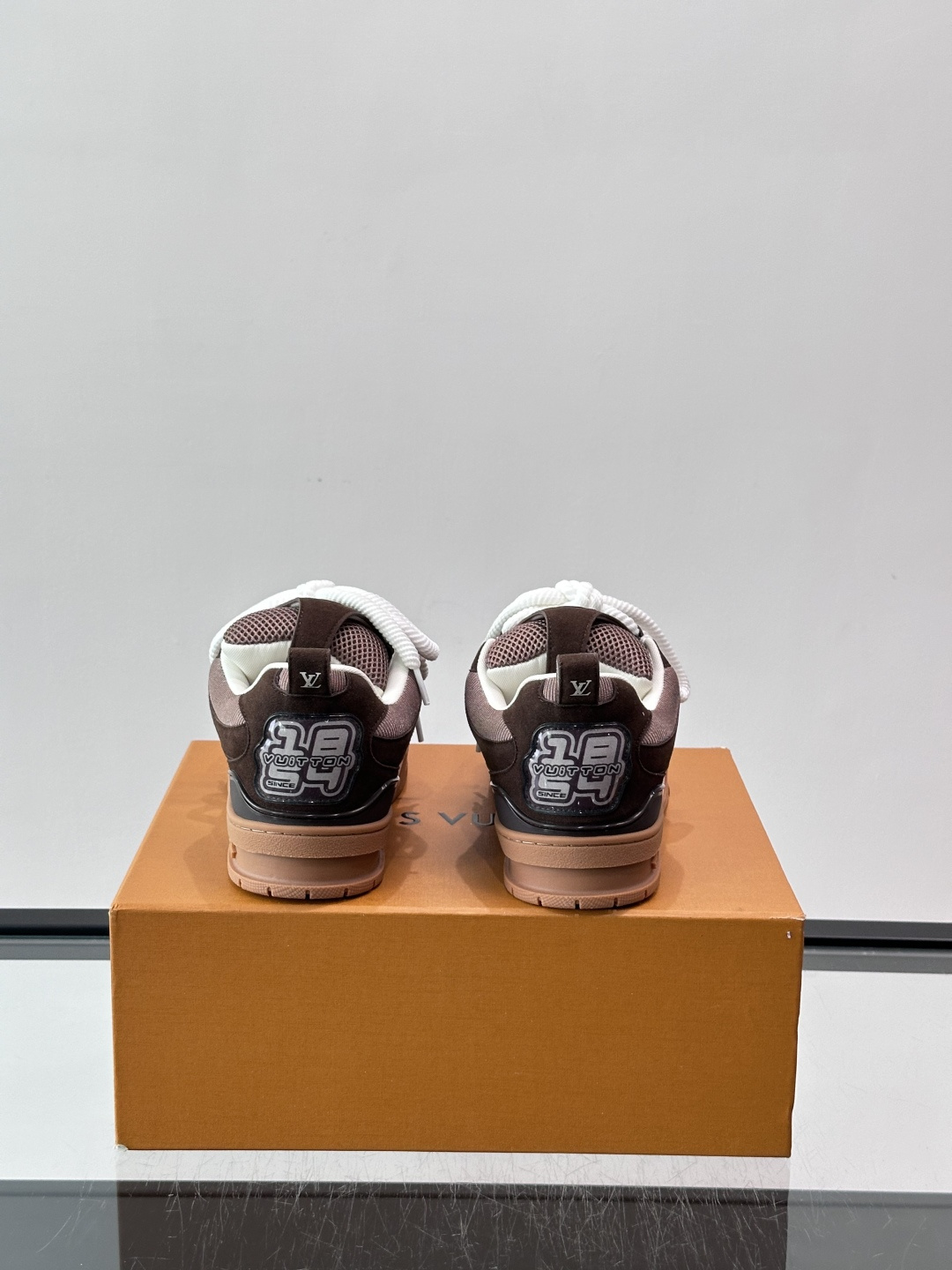 L家Skate ss26情侣款👫运动鞋👟采用复古风格的 calfleather材质，其独特的针织领设计灵