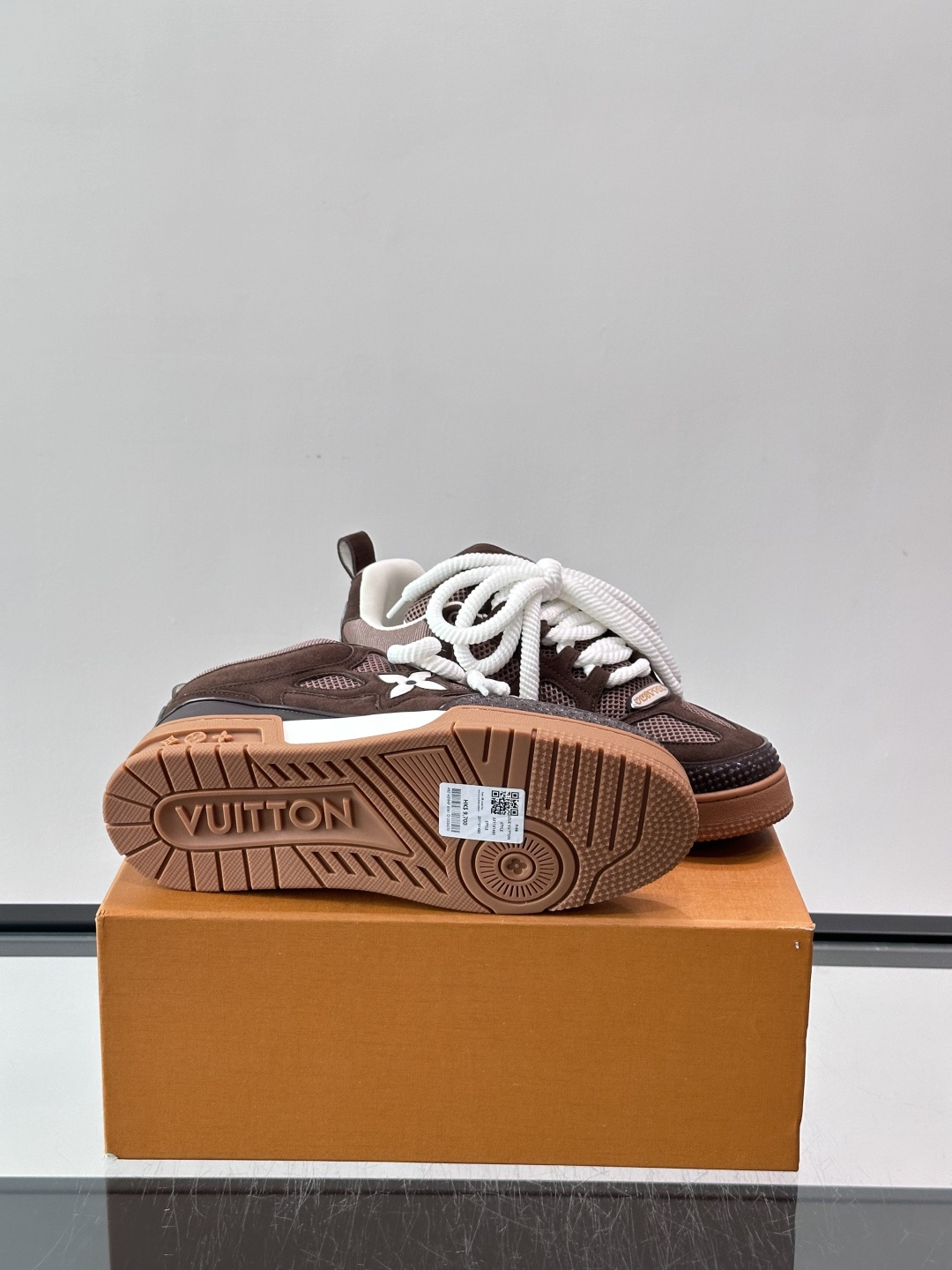 L家Skate ss26情侣款👫运动鞋👟采用复古风格的 calfleather材质，其独特的针织领设计灵