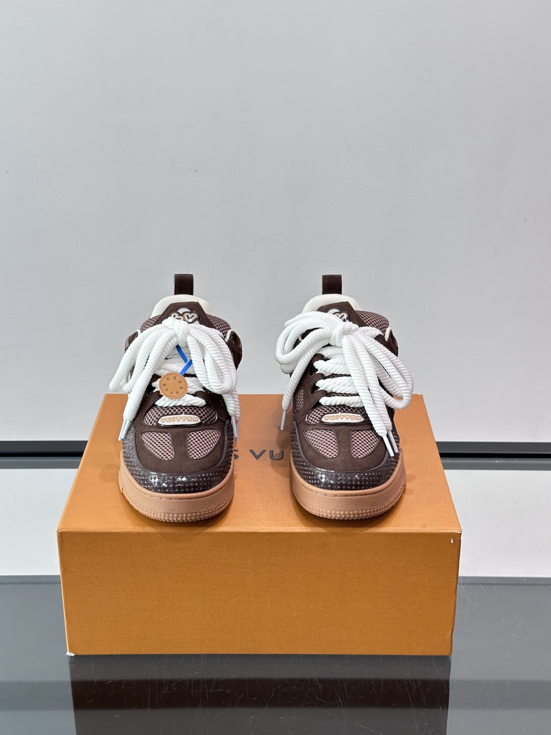L家Skate ss26情侣款👫运动鞋👟采用复古风格的 calfleather材质，其独特的针织领设计灵
