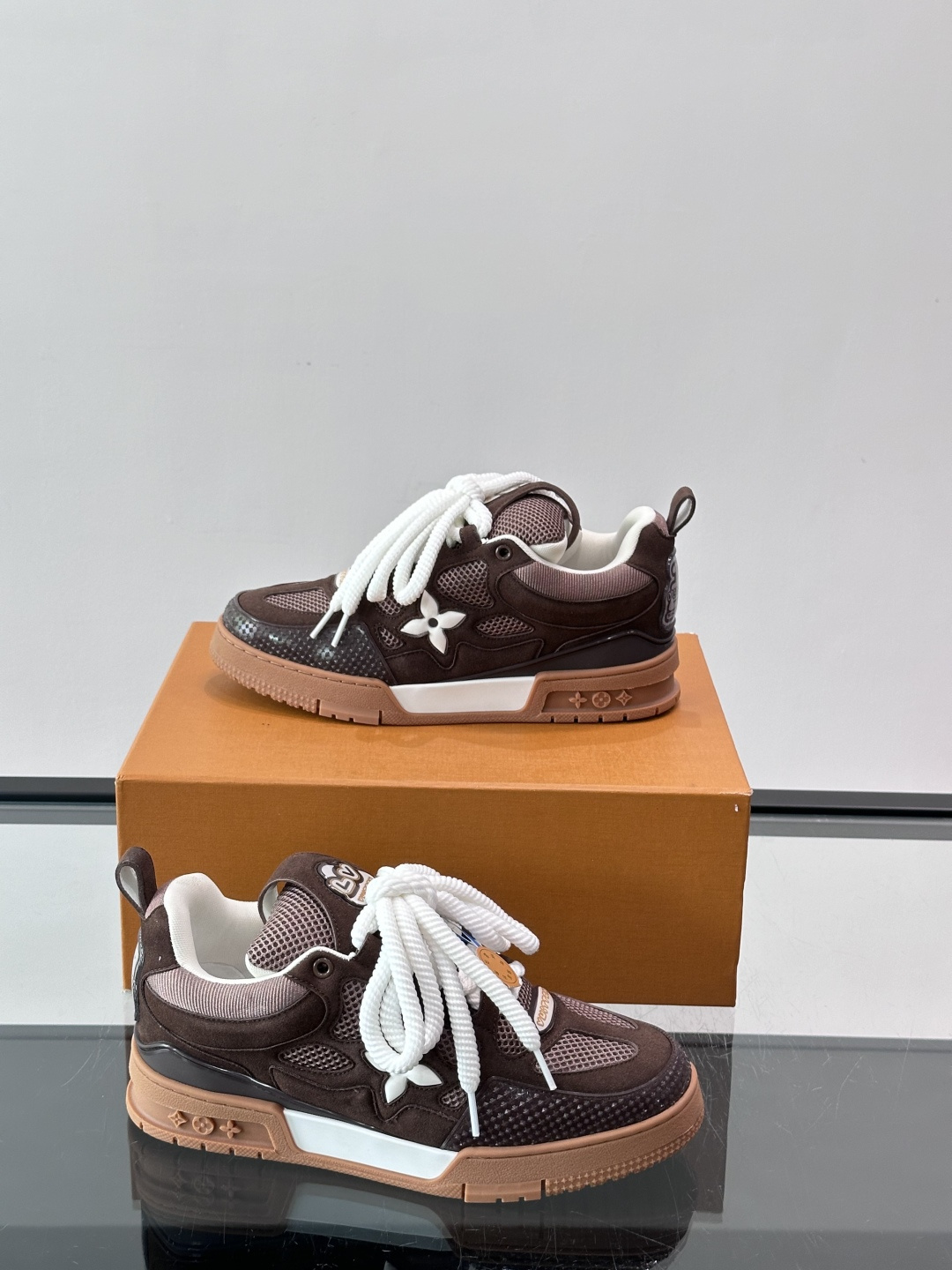 L家Skate ss26情侣款👫运动鞋👟采用复古风格的 calfleather材质，其独特的针织领设计灵