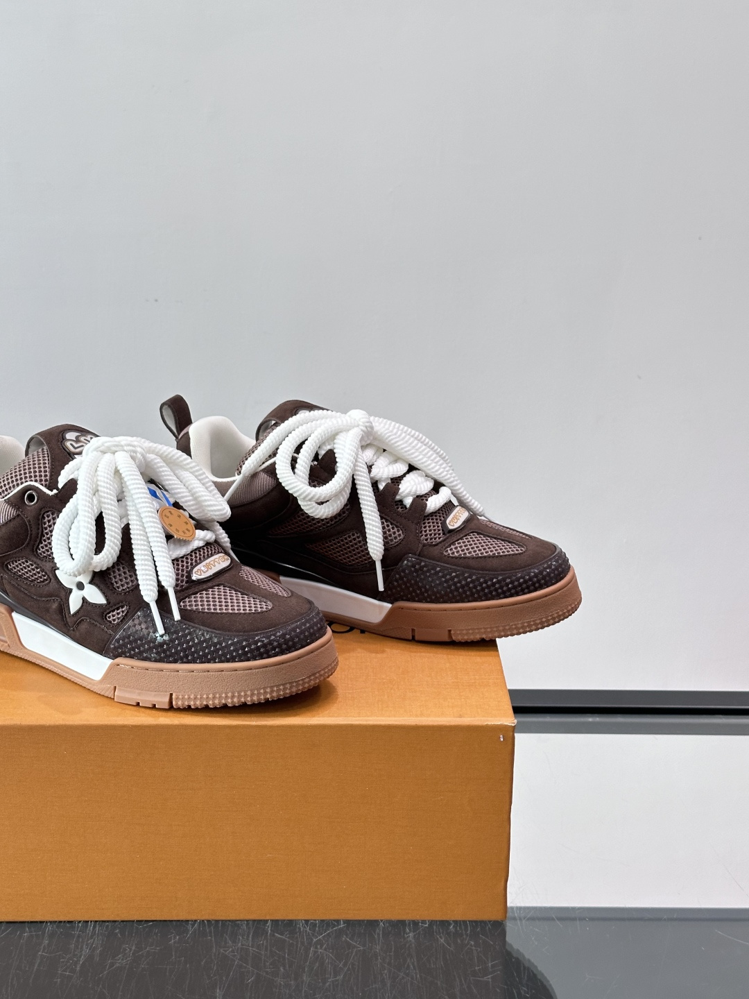 L家Skate ss26情侣款👫运动鞋👟采用复古风格的 calfleather材质，其独特的针织领设计灵