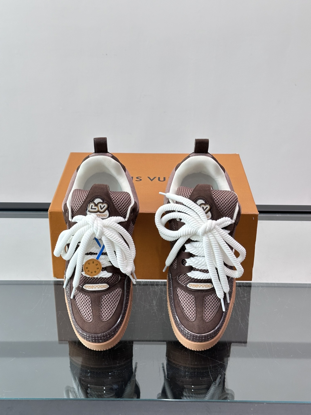 L家Skate ss26情侣款👫运动鞋👟采用复古风格的 calfleather材质，其独特的针织领设计灵