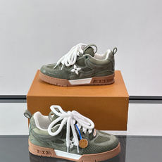 L家Skate ss26情侣款👫运动鞋👟采用复古风格的 calfleather材质,其独特的针织领设计灵 L家Skate ss26情侣款👫运动鞋👟采用复古风格的 calfleather材质,其独特的针织领设计灵