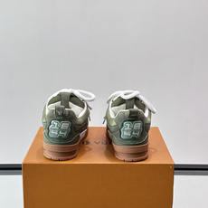 L家Skate ss26情侣款👫运动鞋👟采用复古风格的 calfleather材质,其独特的针织领设计灵 L家Skate ss26情侣款👫运动鞋👟采用复古风格的 calfleather材质,其独特的针织领设计灵
