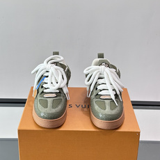 L家Skate ss26情侣款👫运动鞋👟采用复古风格的 calfleather材质,其独特的针织领设计灵 L家Skate ss26情侣款👫运动鞋👟采用复古风格的 calfleather材质,其独特的针织领设计灵