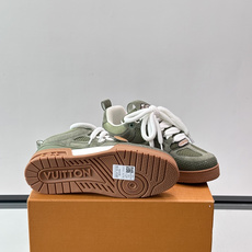 L家Skate ss26情侣款👫运动鞋👟采用复古风格的 calfleather材质,其独特的针织领设计灵 L家Skate ss26情侣款👫运动鞋👟采用复古风格的 calfleather材质,其独特的针织领设计灵