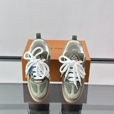 L家Skate ss26情侣款👫运动鞋👟采用复古风格的 calfleather材质,其独特的针织领设计灵 L家Skate ss26情侣款👫运动鞋👟采用复古风格的 calfleather材质,其独特的针织领设计灵