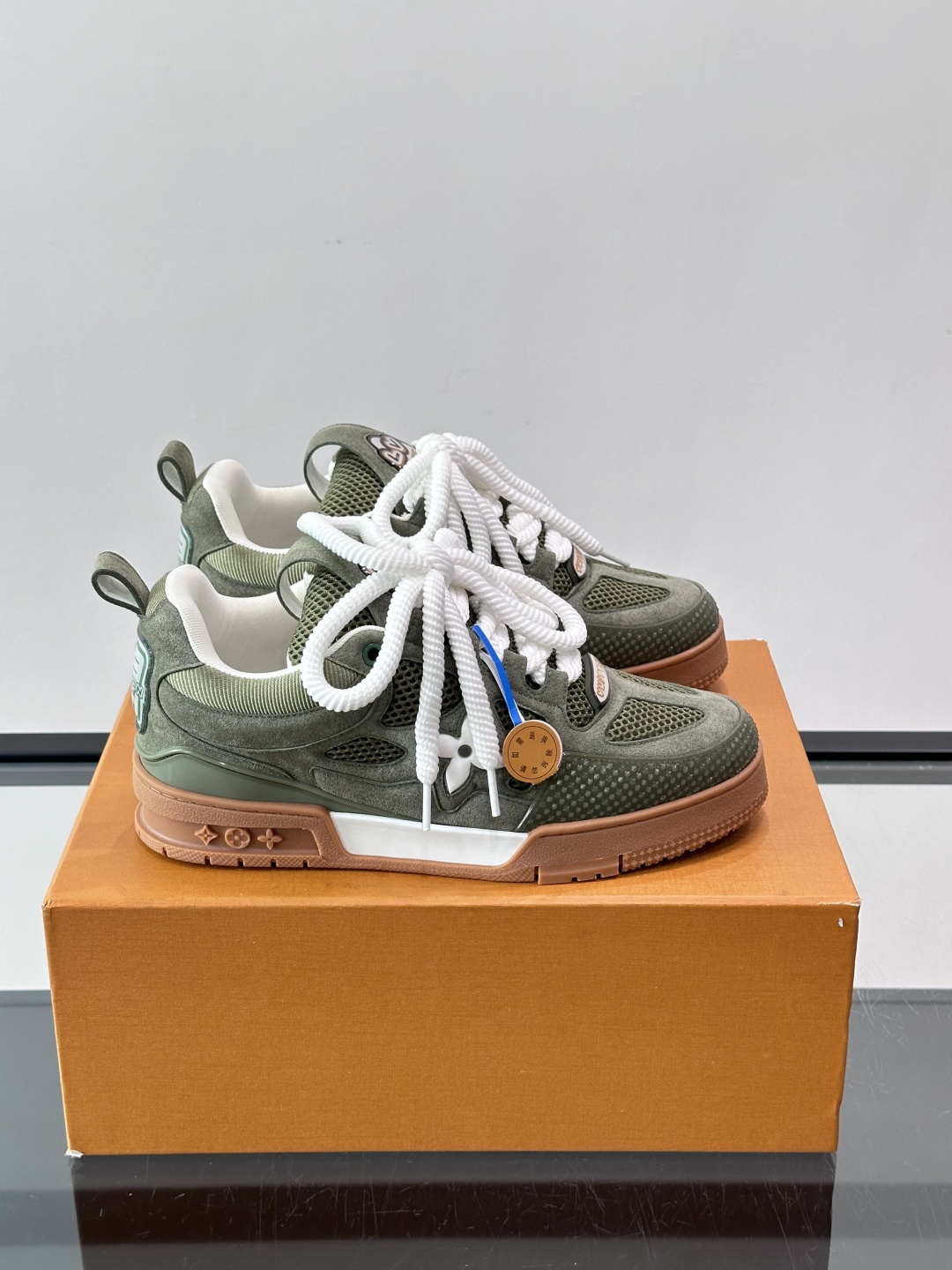 L家Skate ss26情侣款👫运动鞋👟采用复古风格的 calfleather材质，其独特的针织领设计灵