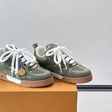 L家Skate ss26情侣款👫运动鞋👟采用复古风格的 calfleather材质,其独特的针织领设计灵 L家Skate ss26情侣款👫运动鞋👟采用复古风格的 calfleather材质,其独特的针织领设计灵