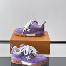 L家Skate ss26情侣款👫运动鞋👟采用复古风格的 calfleather材质,其独特的针织领设计灵 L家Skate ss26情侣款👫运动鞋👟采用复古风格的 calfleather材质,其独特的针织领设计灵