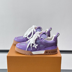 L家Skate ss26情侣款👫运动鞋👟采用复古风格的 calfleather材质,其独特的针织领设计灵 L家Skate ss26情侣款👫运动鞋👟采用复古风格的 calfleather材质,其独特的针织领设计灵