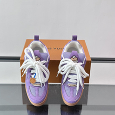 L家Skate ss26情侣款👫运动鞋👟采用复古风格的 calfleather材质,其独特的针织领设计灵 L家Skate ss26情侣款👫运动鞋👟采用复古风格的 calfleather材质,其独特的针织领设计灵