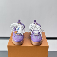 L家Skate ss26情侣款👫运动鞋👟采用复古风格的 calfleather材质,其独特的针织领设计灵 L家Skate ss26情侣款👫运动鞋👟采用复古风格的 calfleather材质,其独特的针织领设计灵