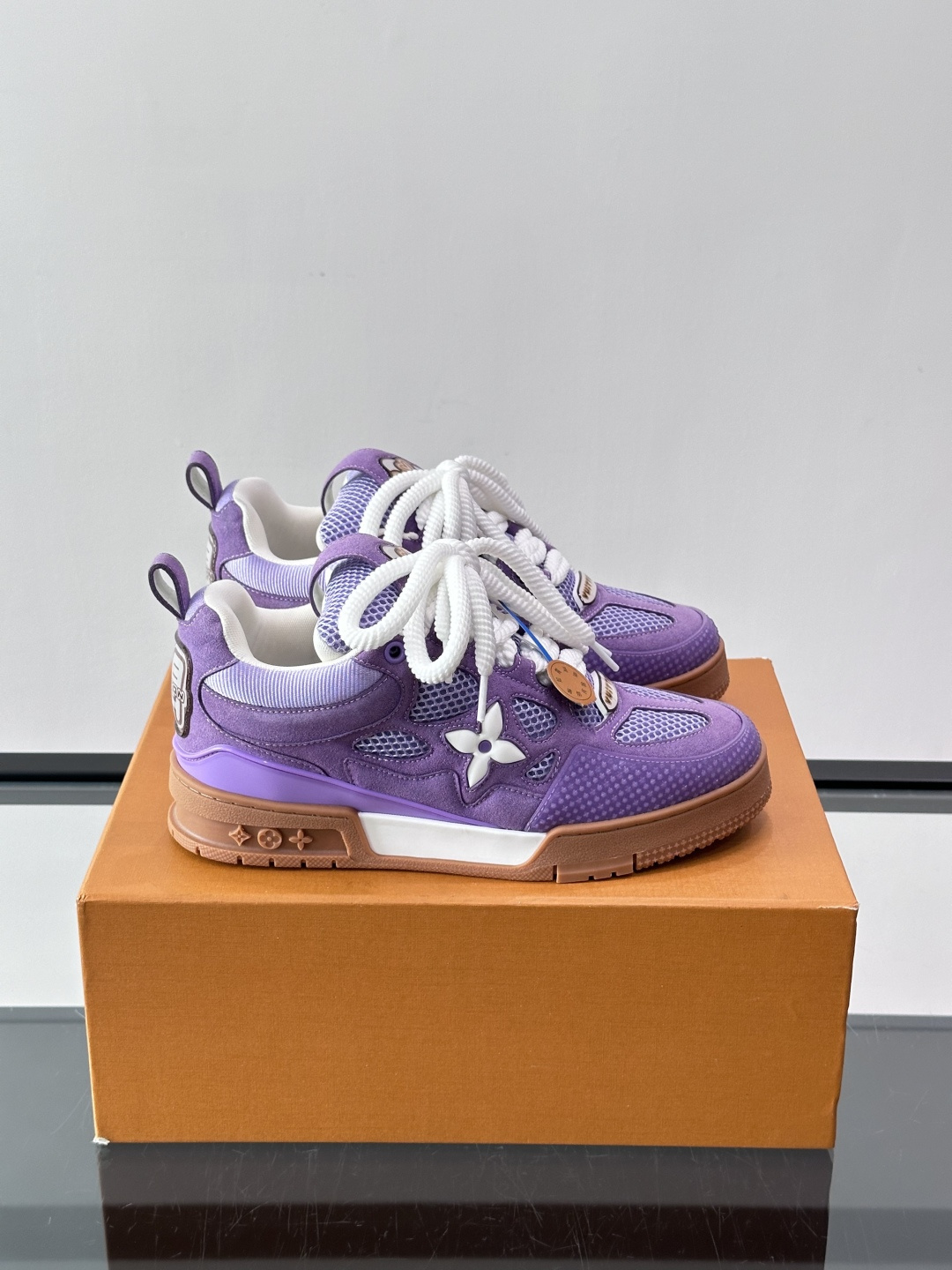 L家Skate ss26情侣款👫运动鞋👟采用复古风格的 calfleather材质，其独特的针织领设计灵