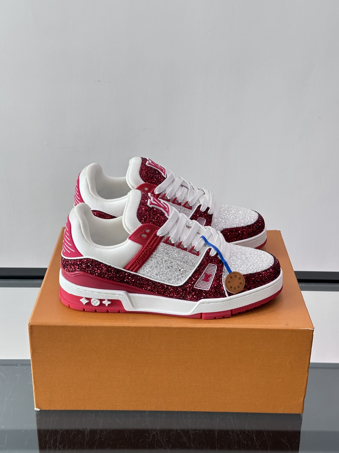 NO:888036,Lujia's new color trainer sneakers (with glitter) for couples, this LV Trainer sneaker is made of soft grained calfskin, showing pure colors, the #54 logo on the back traces the brand's birth in 1854, the designer's handwritten brand logo embellishes one side, designed by Virgil Abloh himself, a very commemorative sneaker, the new LV Louis Vuitton louis vuitton trainer sneaker low casual sports culture versatile basketball shoes  ,size35-45 (46 customized),,louis vuitton,louis vuitton,louis vuitton,louis vuitton,louis vuitton,sneakers,cowhide19860909驴家 新配色 trainer运动鞋（带闪片）情侣款,本款 LV Trainer 运动鞋取材柔软粒面小牛皮,呈现纯净色调,后部#54标识追溯品牌诞生于1854年,设计师手写体品牌标识点缀一侧,virgil abloh亲自操刀设计,非常具有纪念价值的一款运动鞋,全新lv路易威登louis vuitton trainer sneaker low休闲运动文化百搭篮球板鞋 ,size35-45（46定制）,,louis vuitton,louis vuitton,louis vuitton,louis vuitton,louis vuitton,sneakers,cowhide,Men's shoes