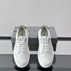 👟Prada男士休闲运动鞋,采用皮革,透气又耐穿!鞋舌和侧面有经典三角Logo,品牌感满满✨。厚底设计, 👟Prada男士休闲运动鞋,采用皮革,透气又耐穿!鞋舌和侧面有经典三角Logo,品牌感满满✨。厚底设计,