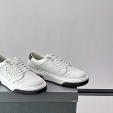 👟Prada男士休闲运动鞋,采用皮革,透气又耐穿!鞋舌和侧面有经典三角Logo,品牌感满满✨。厚底设计, 👟Prada男士休闲运动鞋,采用皮革,透气又耐穿!鞋舌和侧面有经典三角Logo,品牌感满满✨。厚底设计,