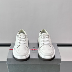 👟Prada男士休闲运动鞋,采用皮革,透气又耐穿!鞋舌和侧面有经典三角Logo,品牌感满满✨。厚底设计, 👟Prada男士休闲运动鞋,采用皮革,透气又耐穿!鞋舌和侧面有经典三角Logo,品牌感满满✨。厚底设计,