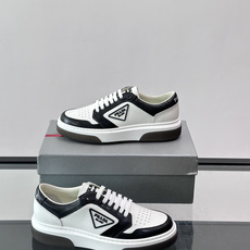 👟Prada男士休闲运动鞋,采用皮革,透气又耐穿!鞋舌和侧面有经典三角Logo,品牌感满满✨。厚底设计, 👟Prada男士休闲运动鞋,采用皮革,透气又耐穿!鞋舌和侧面有经典三角Logo,品牌感满满✨。厚底设计,
