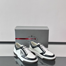 👟Prada男士休闲运动鞋,采用皮革,透气又耐穿!鞋舌和侧面有经典三角Logo,品牌感满满✨。厚底设计, 👟Prada男士休闲运动鞋,采用皮革,透气又耐穿!鞋舌和侧面有经典三角Logo,品牌感满满✨。厚底设计,