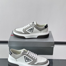 👟Prada男士休闲运动鞋,采用皮革,透气又耐穿!鞋舌和侧面有经典三角Logo,品牌感满满✨。厚底设计, 👟Prada男士休闲运动鞋,采用皮革,透气又耐穿!鞋舌和侧面有经典三角Logo,品牌感满满✨。厚底设计,