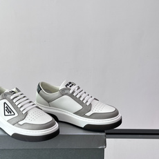 👟Prada男士休闲运动鞋,采用皮革,透气又耐穿!鞋舌和侧面有经典三角Logo,品牌感满满✨。厚底设计, 👟Prada男士休闲运动鞋,采用皮革,透气又耐穿!鞋舌和侧面有经典三角Logo,品牌感满满✨。厚底设计,