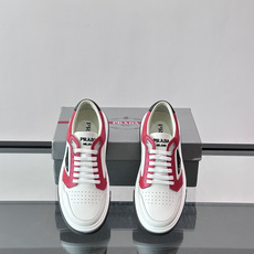 👟Prada男士休闲运动鞋,采用皮革,透气又耐穿!鞋舌和侧面有经典三角Logo,品牌感满满✨。厚底设计, 👟Prada男士休闲运动鞋,采用皮革,透气又耐穿!鞋舌和侧面有经典三角Logo,品牌感满满✨。厚底设计,