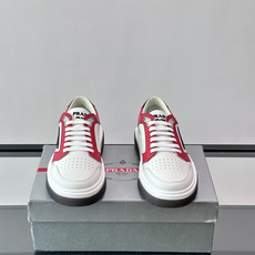 👟Prada男士休闲运动鞋,采用皮革,透气又耐穿!鞋舌和侧面有经典三角Logo,品牌感满满✨。厚底设计, 👟Prada男士休闲运动鞋,采用皮革,透气又耐穿!鞋舌和侧面有经典三角Logo,品牌感满满✨。厚底设计,