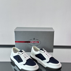 👟Prada男士休闲运动鞋,采用皮革,透气又耐穿!鞋舌和侧面有经典三角Logo,品牌感满满✨。厚底设计, 👟Prada男士休闲运动鞋,采用皮革,透气又耐穿!鞋舌和侧面有经典三角Logo,品牌感满满✨。厚底设计,